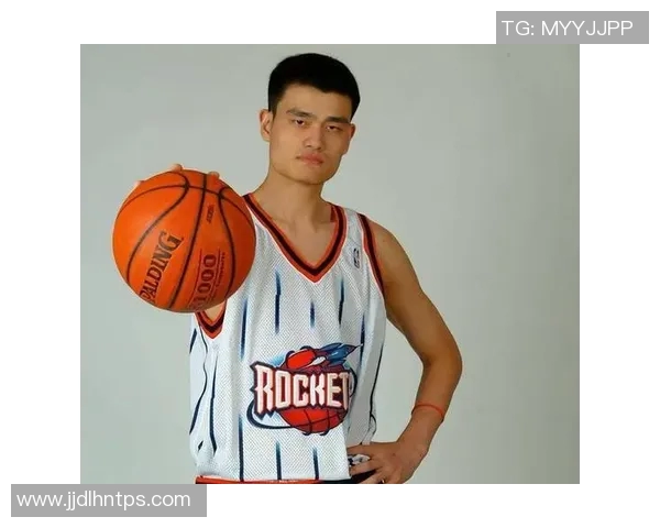 周绮与姚明的传奇故事：从篮球场到时尚界的跨界合作与友谊之旅