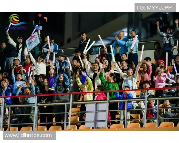 足球明星下大巴瞬间曝光引发热议球迷热情高涨现场气氛火爆