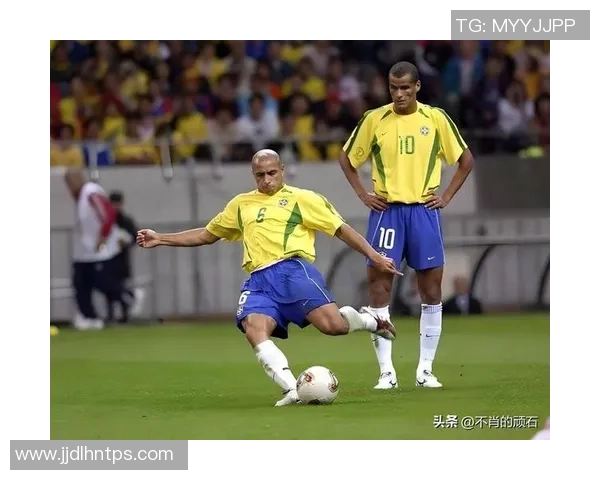 从锋线到后防的传奇转型足球明星改打后卫的精彩故事