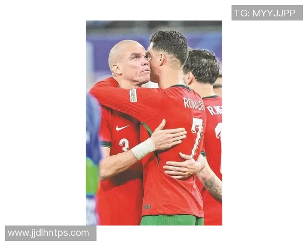 昔日足球明星的落寞与孤独背影展现了辉煌背后的无奈与沉思