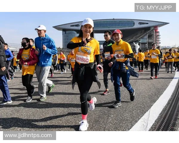 香港足球明星队在赛道上奋力奔跑的精彩瞬间展现团队精神与拼搏意志 香港足球明星队在赛道上奋力奔跑的精彩瞬间展现团队精神与拼搏意志