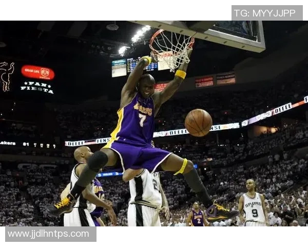 篮球暴扣的魅力与篮球明星的传奇故事交织成的精彩瞬间